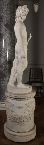 Henryk Lubomirski jako Amor. marmurowy posąg Henryka Lubomirskiego przedstawia go jako Amora, boga miłości. Nagi chłopiec stojący w kontrapoście trzyma w ręku łuk wsparty o pień drzewa. Do pnia przywiązany jest wstęgą kołczan ze strzałami. Rzeźba na wysokim okrągłym postumencie.