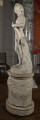 Henryk Lubomirski jako Amor. marmurowy posąg Henryka Lubomirskiego przedstawia go jako Amora, boga miłości. Nagi chłopiec stojący w kontrapoście trzyma w ręku łuk wsparty o pień drzewa. Do pnia przywiązany jest wstęgą kołczan ze strzałami. Rzeźba na wysokim okrągłym postumencie. Bok lewy