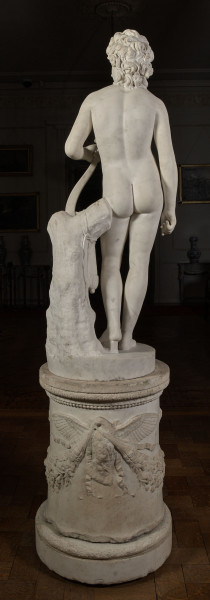 Henryk Lubomirski jako Amor. marmurowy posąg Henryka Lubomirskiego przedstawia go jako Amora, boga miłości. Nagi chłopiec stojący w kontrapoście trzyma w ręku łuk wsparty o pień drzewa. Do pnia przywiązany jest wstęgą kołczan ze strzałami. Rzeźba na wysokim okrągłym postumencie. Tył