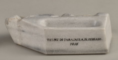 Fragment marmurowego reliefu z Term Karakalli w Rzymie. Część płaska, spodnia z napisem pamiątkowym i datą 1856.