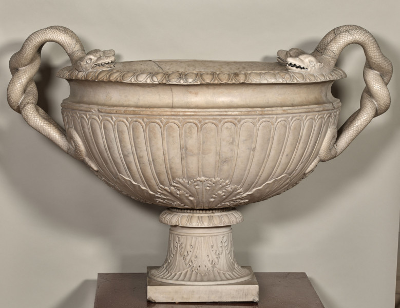 Marmurowa monumentalna waza z uchwytami w kształcie węży