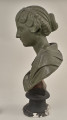 Faustyna Młodsza. Popiersie gipsowe patynowane jest na ciemnozielono. Przedstawia ono młodą kobietę, z głową zwróconą lekko w lewo, o regularnych rysach twarzy. Bok lewy