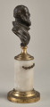 Maximilien de Béthune de Sully. Brązowe, miniaturowe popiersie przedstawia go w starszym wieku. Popiersie ustawione jest na podstawie złożonej z mosiężnego cokoliku, marmurowego, cylindrycznego trzonu ujętego metalowym łańcuszkiem i mosiężnej bazy. Bok prawy