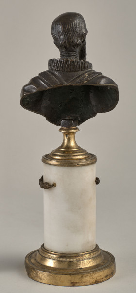 Maximilien de Béthune de Sully. Brązowe, miniaturowe popiersie przedstawia go w starszym wieku. Popiersie ustawione jest na podstawie złożonej z mosiężnego cokoliku, marmurowego, cylindrycznego trzonu ujętego metalowym łańcuszkiem i mosiężnej bazy.  Tył