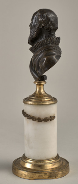 Maximilien de Béthune de Sully. Brązowe, miniaturowe popiersie przedstawia go w starszym wieku. Popiersie ustawione jest na podstawie złożonej z mosiężnego cokoliku, marmurowego, cylindrycznego trzonu ujętego metalowym łańcuszkiem i mosiężnej bazy. Bok lewy