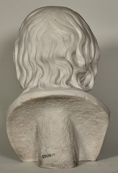 Eurypides. Popiersie marmurowe przedstawia Eurypidesa jako starszego, łysiejącego mężczyznę, z lekko pochyloną głową, z długimi włosami. Tył popiersia