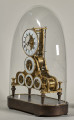 Zegar Roland pod kloszem. Zegar Roland z pięcioma porcelanowymi tarczami. Mechanizm został umieszczony na owalnej mahoniowej podstawie wspartej na czterech nóżkach. Przód 3/4