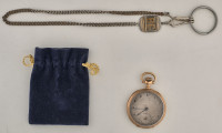 Zegarek kieszonkowy w komplecie z woreczkiem welurowym oraz łańcuszkiem.
