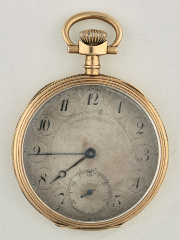 Zegarek kieszonkowy w złotej oprawie. Srebrna tarcza z czarnymi wskazówkami za szkłem