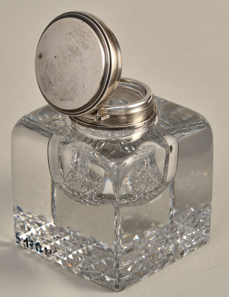 Kałamarz szklany w kształcie sześcianu ze srebrnym korkiem na zawiasie. Ujęcie 3/4 z otwartym korkiem.