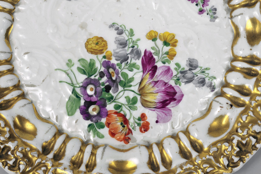 ujęcie z góry (fragment) - w lustrze bukiet kwiatów; kołnierz lekko uniesiony, z reliefową złoconą dekoracją