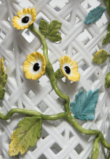 zbliżenie na dekorację z plastycznymi kwiatami i liśćmi