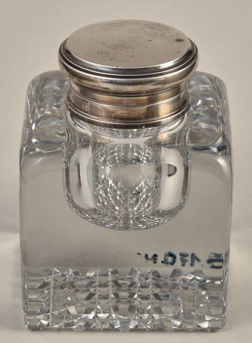 Kałamarz szklany w kształcie sześcianu ze srebrnym korkiem na zawiasie. Przód