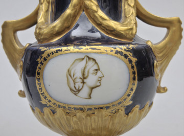 fragment brzuśca awersu - antykizowana głowa kobieca z włosami przysłoniętymi chustą - w prawym profilu