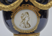 fragment brzuśca awersu - antykizowane popiersie kobiece w prawym profilu
