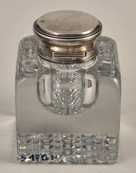 Kałamarz szklany w kształcie sześcianu ze srebrnym korkiem na zawiasie. Tył