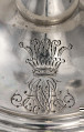 Fragment stopy świecznika srebrnego z widocznym monogramem AP pod hrabiowską koroną.