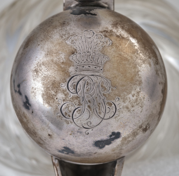 Dzbanek na wino ze szkła kryształowego i srebra. Fragment nakrywy z widocznym monogramem RP i koroną dziewięciopałkową