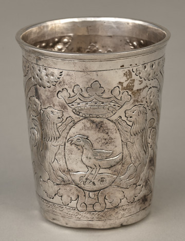 Kubek srebrny z repusowanym roślinnym wzorem i herbem w koronie