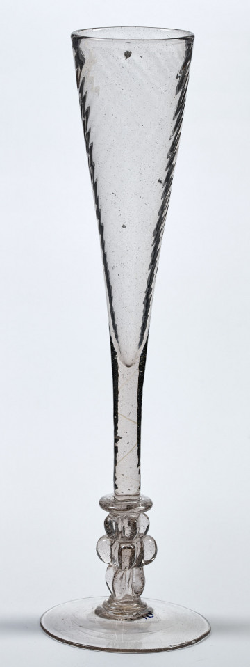 Kielich – flet z grubego, bezbarwnego szkła z wysmukłą, stożkowatą czarą.