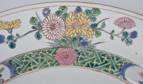 detal - dekoracja kwiatowa na kołnierzu