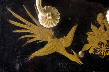 detal - dekoracja z ptakiem oraz ozdobne okucie przy uchwycie (strona czwarta)