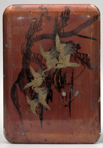 pokrywka- ujęcie z góry z przedstawieniem pięć lecących ptaków, malowanych złotem i czarną laką, na tle pejzażu przedstawiającego góry, wodę, sosnę i wioślarzy