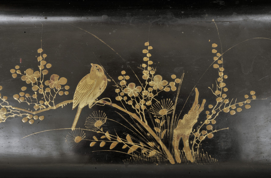 detal - dekoracja znajdująca się na dnie tacy: motyw ukwieconych gałązek i ptaka