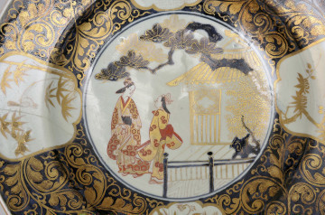 detal - dekoracja w centralnej części dna talerza: scena figuralna: dwie kobiety w czerwono - złocistych kimonach, na tle pawilonu i sosny