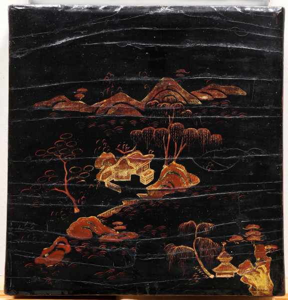 pokrywa - ujęcie z góry, z dekoracją przedstawiająca scenę pejzażowo - architektoniczną (skały, woda, sosny, pawilony i pagoda)
