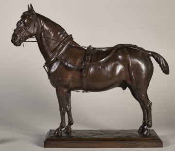 Rzeźba brązowa konia w uprzęży na płaskim postumencie.Bok prawy
