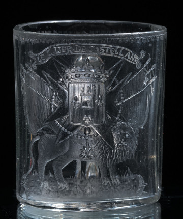 Kubek  szklany z herbem Ludwika XIV. Strona z herbem. Na ciemnym tle.