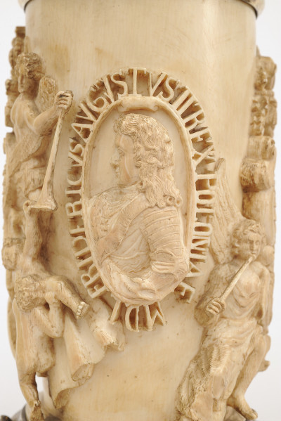 detal - medalion z popiersiem Augusta II, otoczony napisem Fridericus Augustus II Rex Poloniae M.D.L.