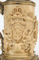 detal -  tarcza z herbami Polski, Litwy oraz Saksonii, pod koroną królewską