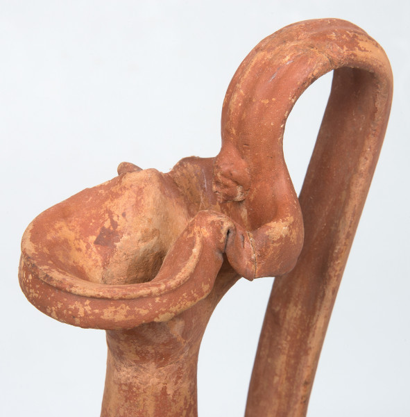 fragment z wylewem w kształcie liścia koniczyny i profilowanym imadłem, zakończonym kobiecą główką