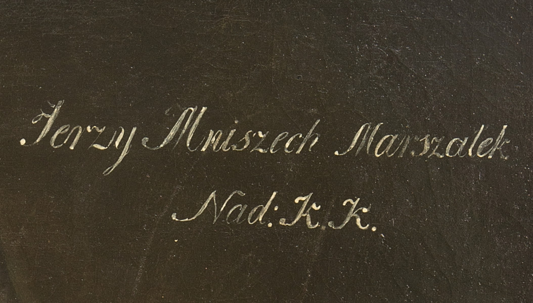 fragment lica obrazu - napis kursywą białą farbą: Jerzy Mniszech Marszałek Nad: K.K.