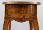strona lewa - fragment zdobionego kolorową intarsją stolika z widoczną półeczką / szufladką