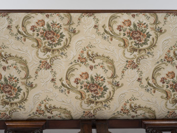 zbliżenie na tapicerowane siedzisko - tkanina o wzorze kwiatowym