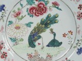 zbliżenie na dekorację talerza - pawie, kwiaty peonii i chryzantemy