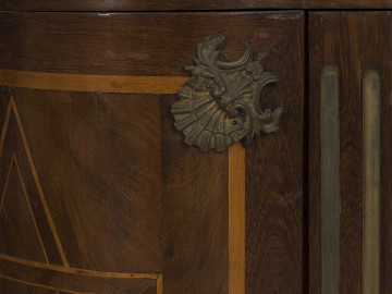 zbliżenie na dekorację okuciową w formie palmety z akantem w górnym narożniku prawych drzwiczek