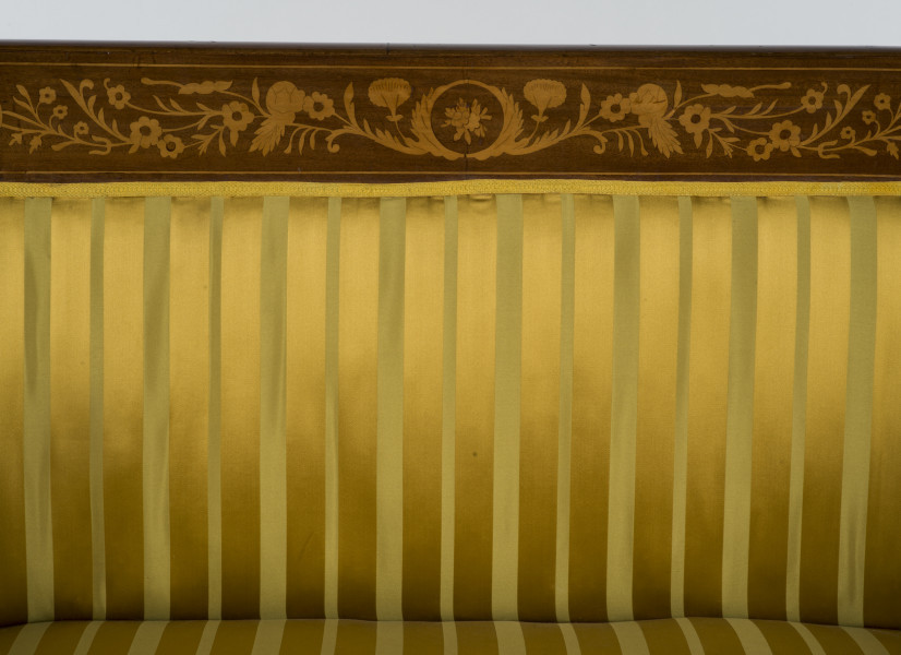 zbliżenie na tapicerkę siedzenia i oparcia pleców - tkanina adamaszkowa w pasy