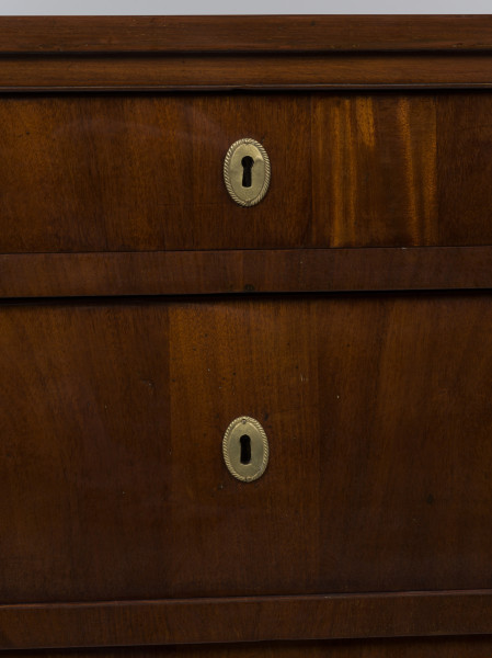 zbliżenie na okucia wokół otworów na klucz