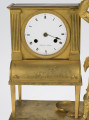 zbliżenie na dekoracyjną obudowę zegara z brązu złoconego - sekretarzyk