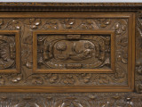 zbliżenie na rzeźbioną dekorację przodu skrzyni - płycina lewa: alegoryczne przedstawienie płodności