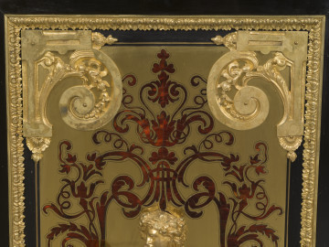 zbliżenie na dekorację ornamentalną lewych drzwi