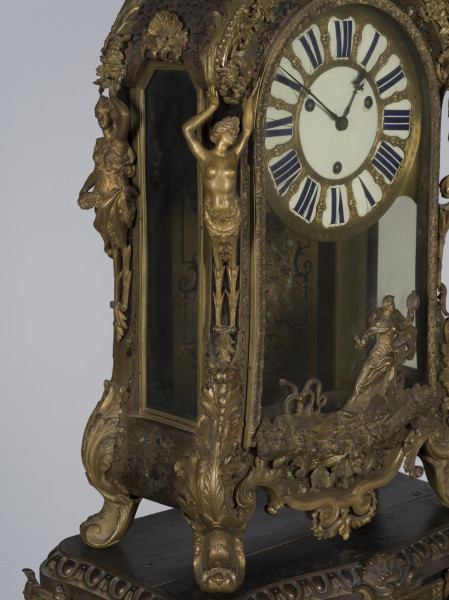 zbliżenie na dekorację rzeźbiarską zegara - personifikacje czterech pór roku na narożnikach szafki - ujęcie z prawej strony