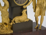 zbliżenie na dekorację dokołu - leżąca owca, karmiona przez Wenus