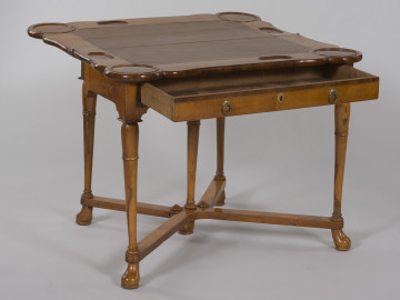 ujęcie 3/4 z otwartą szufladą i rozłożonym blatem