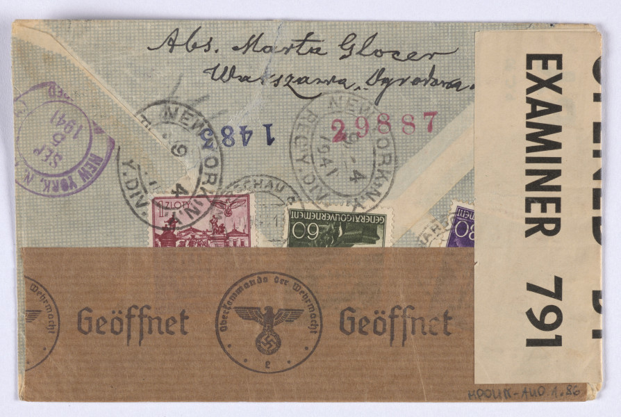 Ujęcie awersu. Koperta z pieczątkami New York i Warschau oraz znaczkami Generalnego Gubernatorstwa, częściowo ukrytymi pod papierową taśmą z odbitym napisem Geoffnet i pieczątką Oberkommando der Wehrmacht.