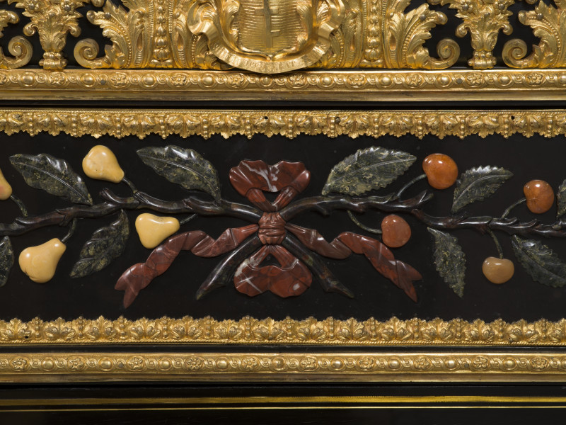 zbliżenie na dekorację lica szuflady - liściaste gałązki z owocami wiśni i gruszek